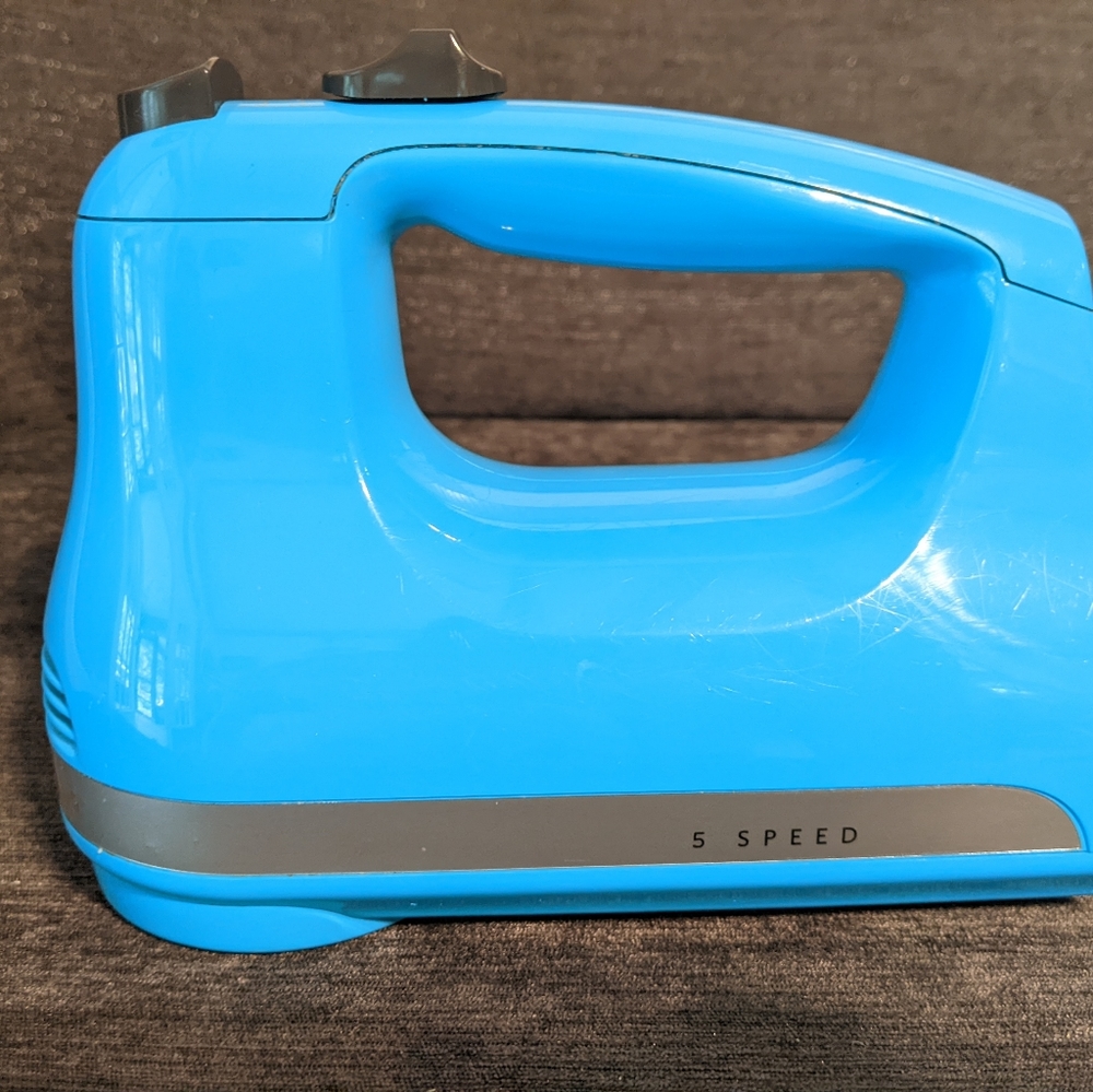 Used 5speed kitchenaid hand mixer, no major scratches and comes with whisks